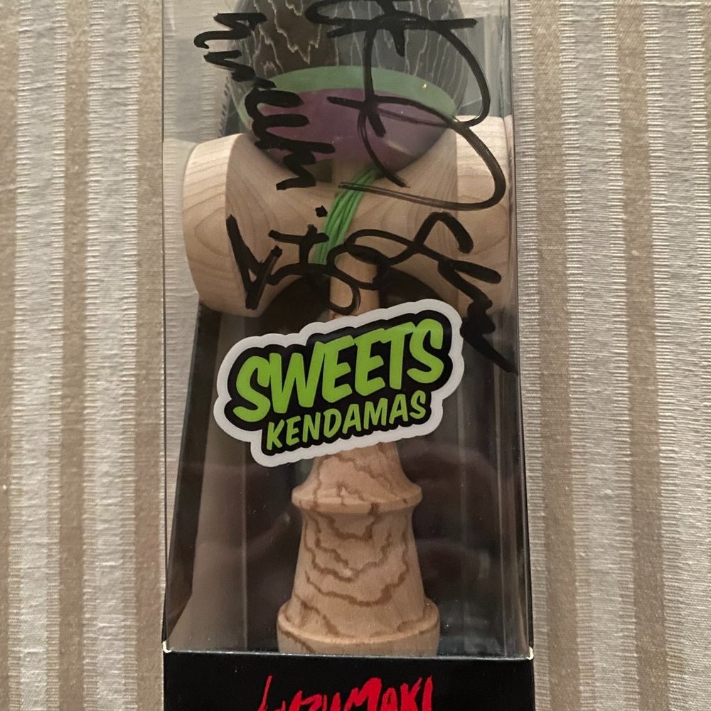 LUZUMAKI KENDAMA SIGNED ON CUP AND 2 SIGNATURES ON BOX NEW